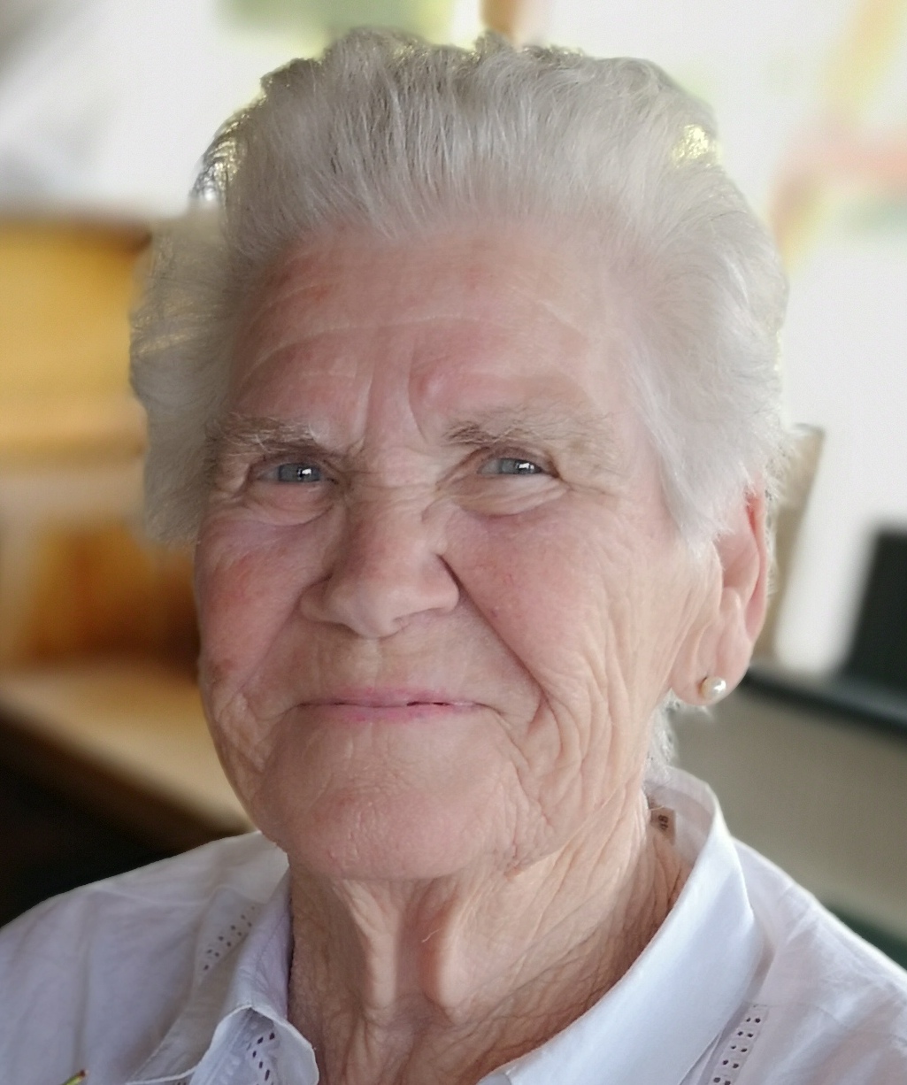 Doña Mª ESTHER LLANO MANTRANA